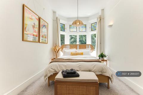 undefined, The Pantiles, Tunbridge Wells, TN2