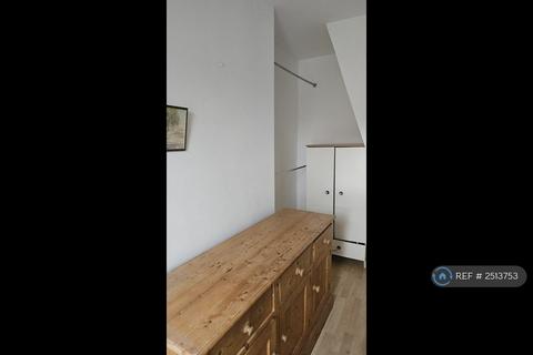 1 bedroom in a house share to rent, Churchill Road, London, HA8