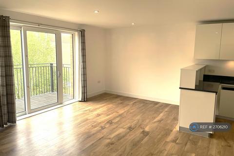 3 bedroom flat to rent, Dowding Drive, London, SE9