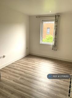3 bedroom flat to rent, Dowding Drive, London, SE9