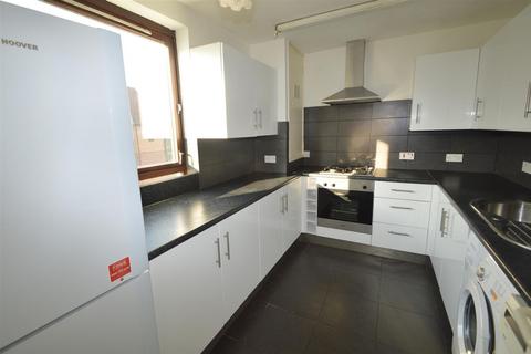 2 bedroom flat to rent, Cadogan Gardens, London, E18