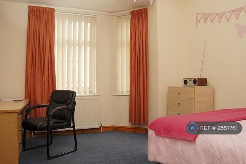 5 bedroom end of terrace house to rent, Hathersage Road, Manchester, M13