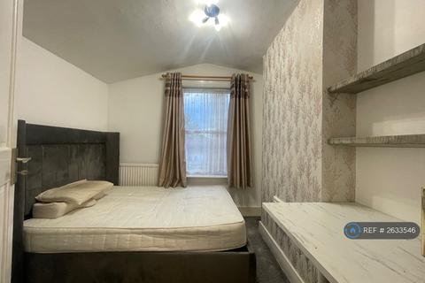 1 bedroom in a house share to rent, Dagnall Park, London, SE25