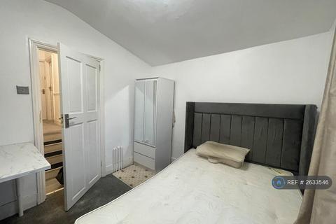 1 bedroom in a house share to rent, Dagnall Park, London, SE25