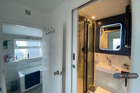 1 bedroom in a house share to rent, Dagnall Park, London, SE25