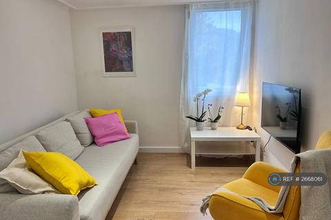 2 bedroom flat to rent, Britten Close, London, NW11