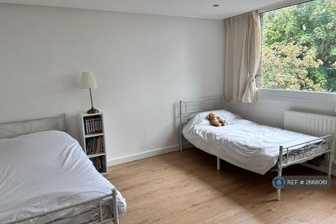2 bedroom flat to rent, Britten Close, London, NW11