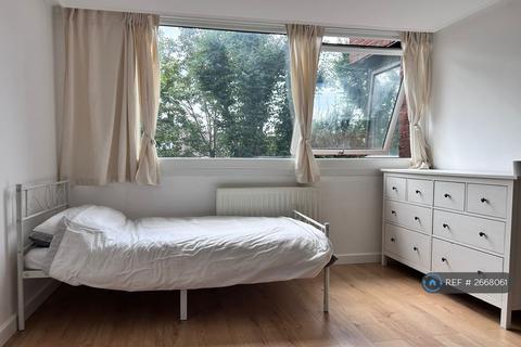 2 bedroom flat to rent, Britten Close, London, NW11