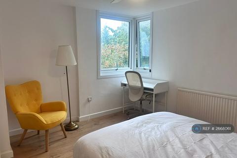 2 bedroom flat to rent, Britten Close, London, NW11