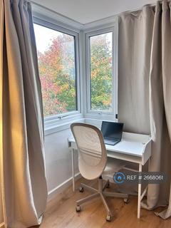 2 bedroom flat to rent, Britten Close, London, NW11