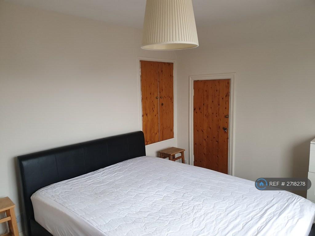 Master Bedroom, King Bed