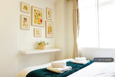 1 bedroom flat to rent, Westbourne Gardens, London, W2