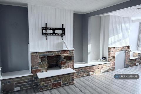 2 bedroom semi-detached house to rent, Third Avenue, Luton, LU3