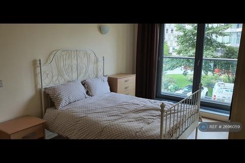1 bedroom in a flat share to rent, New Providence Wharf, London, E14