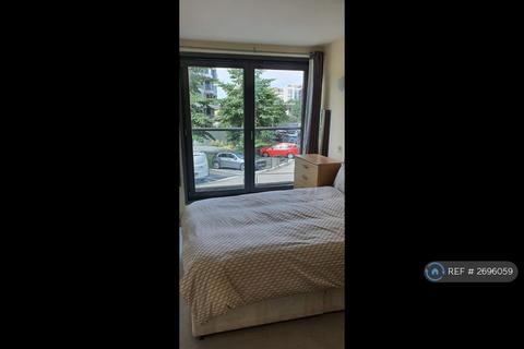 1 bedroom in a flat share to rent, New Providence Wharf, London, E14