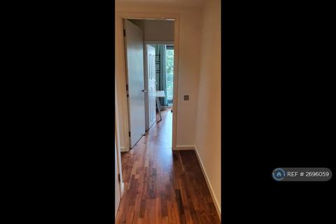 1 bedroom in a flat share to rent, New Providence Wharf, London, E14