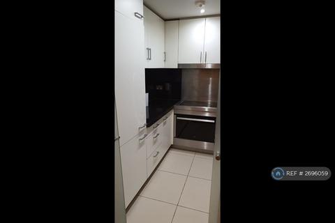 1 bedroom in a flat share to rent, New Providence Wharf, London, E14