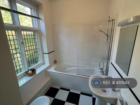 Master Bed En Suite Bathroom
