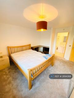 1 bedroom in a house share to rent, Sexton Court, London, E14