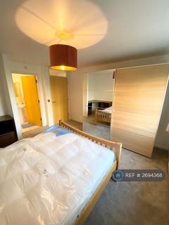 1 bedroom in a house share to rent, Sexton Court, London, E14
