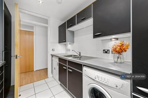 1 bedroom in a house share to rent, Sexton Court, London, E14