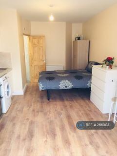 Studio to rent, Grenoble Gardens, London, N13