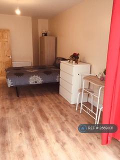 Studio to rent, Grenoble Gardens, London, N13