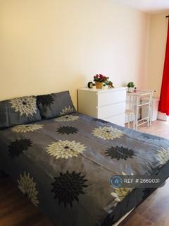 Studio to rent, Grenoble Gardens, London, N13