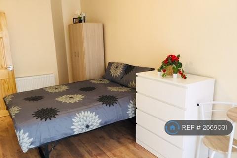 Studio to rent, Grenoble Gardens, London, N13