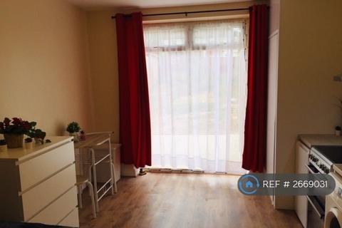 Studio to rent, Grenoble Gardens, London, N13