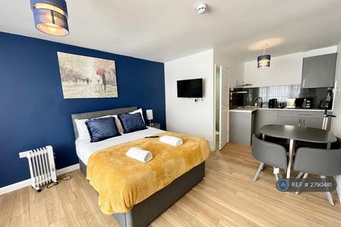 Studio to rent, Stratford Road, Southall, UB2