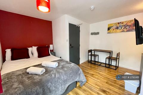 Studio to rent, Stratford Road, Southall, UB2
