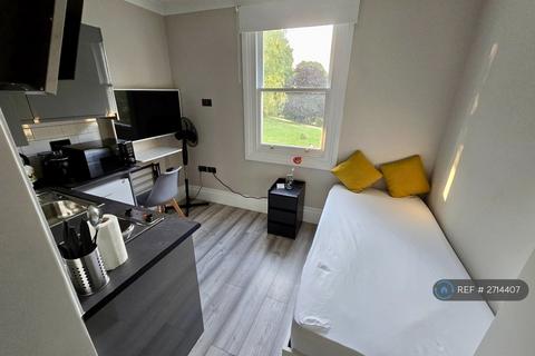 Studio to rent, Philbeach Gardens, London, SW5