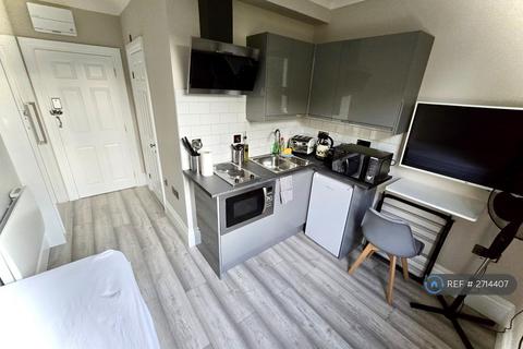 Studio to rent, Philbeach Gardens, London, SW5