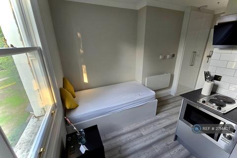 Studio to rent, Philbeach Gardens, London, SW5