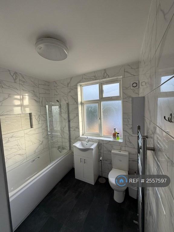 Shared 1st Floor Bathroom