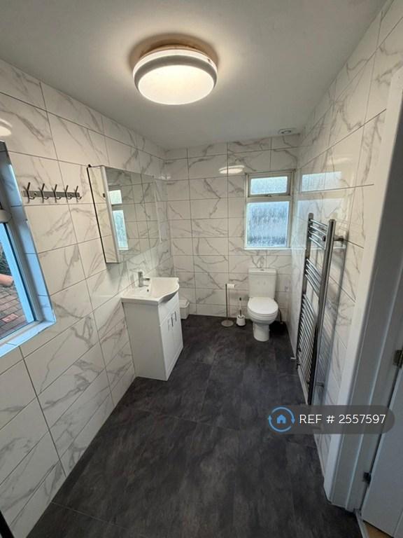 Shared 2nd Floor Bathroom