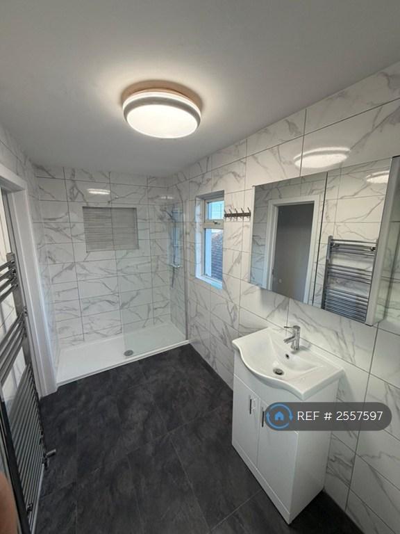 Shared 2nd Floor Bathroom