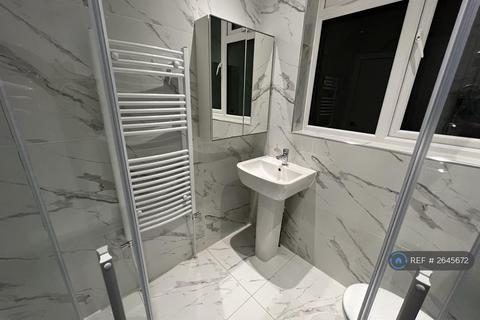1 bedroom in a house share to rent, Sunset Road, London, SE5