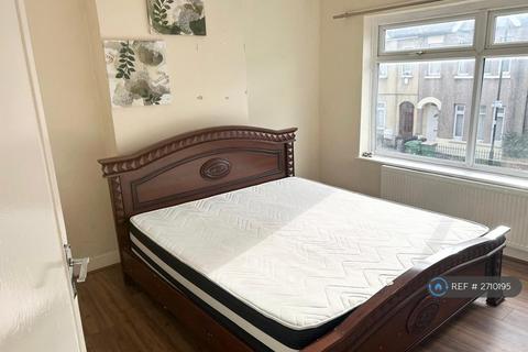3 bedroom terraced house to rent, Chadwin Road, London, E13