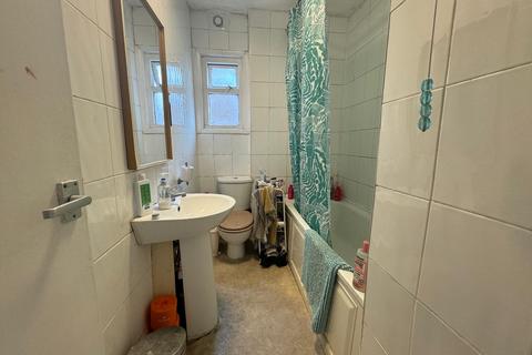 2 bedroom flat to rent, Bromfelde Road, Stockwell, London SW4