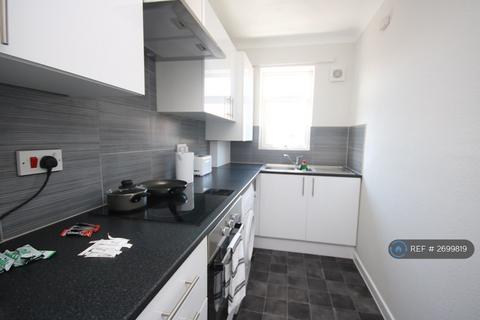 3 bedroom flat to rent, Malmesbury Park Road, Bournemouth, BH8