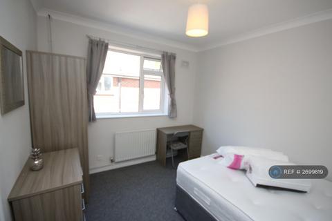 3 bedroom flat to rent, Malmesbury Park Road, Bournemouth, BH8