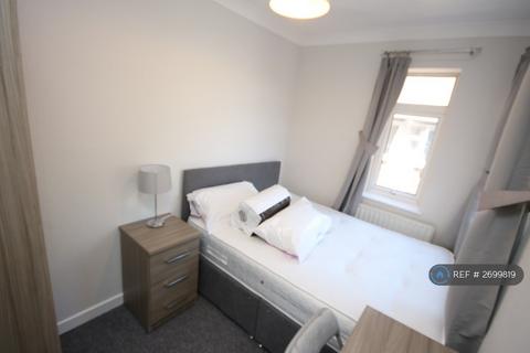 3 bedroom flat to rent, Malmesbury Park Road, Bournemouth, BH8
