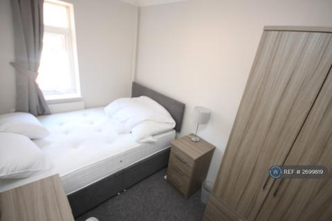 3 bedroom flat to rent, Malmesbury Park Road, Bournemouth, BH8