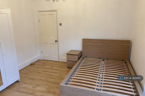 1 bedroom in a flat share to rent, Amesbury Avenue, London, SW2