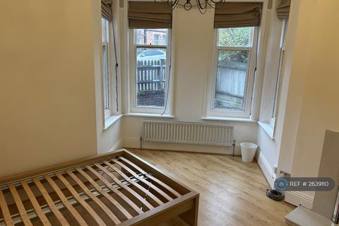 1 bedroom end of terrace house to rent, Amesbury Avenue, London, SW2
