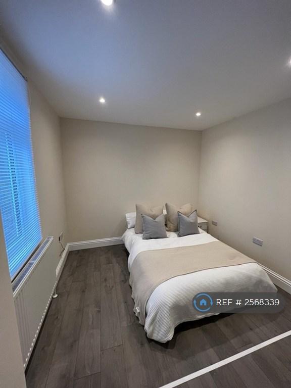 Studio 4 - Available 13th January 2026 £750