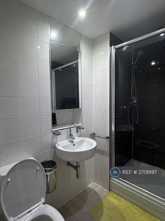 Bathroom (2nd Bedroom)