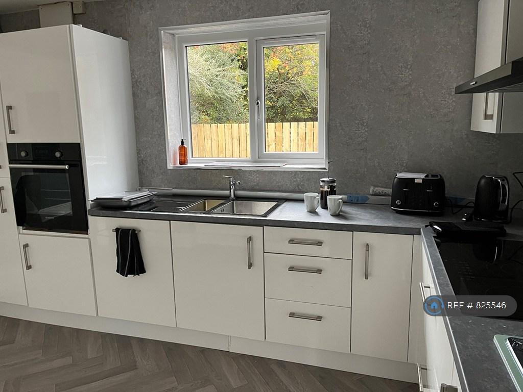 Wekk Equipped Kitchen With Dishwasher